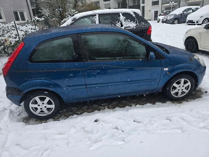 Gebraucht Ford Fiesta 60 PS (44 kW) 2008 Blau Kleinwagen