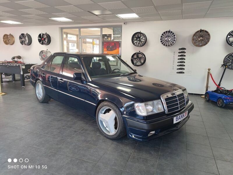 Blau Gebraucht 1991 Mercedes E230 Limousine | 13.399 € - Bild 1/4