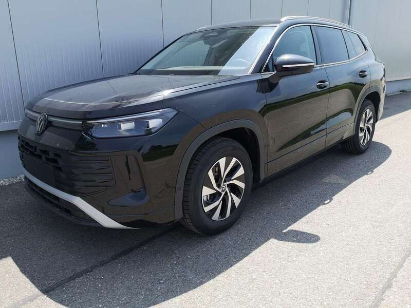 Grenadilschwarz metallic Neu 2025 VW Tayron Life SUV | 41.840 € (Superpreis) - Bild 1/4