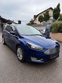 Blau Gebraucht 2015 Ford Focus Titanium Limousine | 9.850 € (Teuer) - Bild 1/4