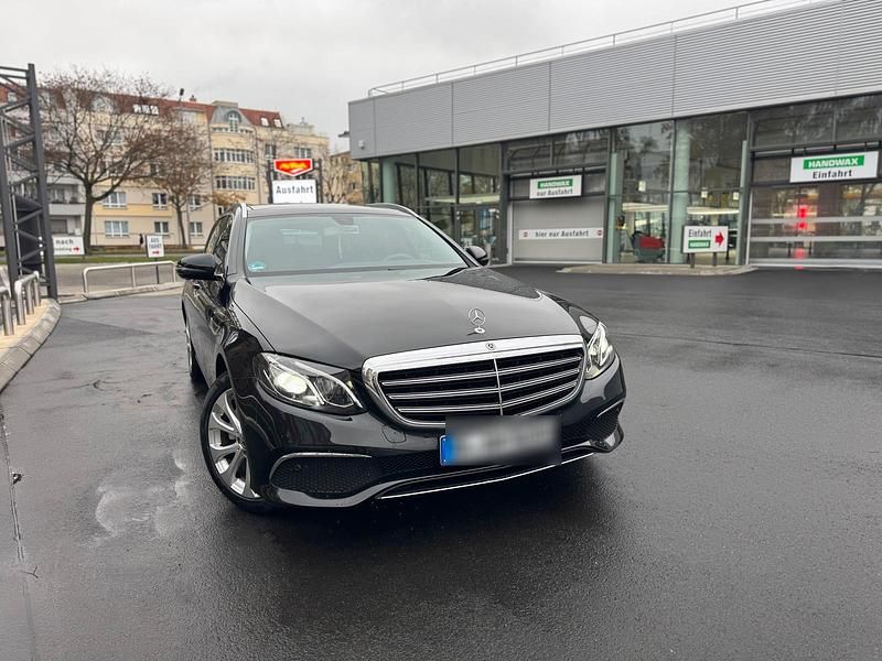 Schwarz Gebraucht 2020 Mercedes E220 Exclusive Kombi | 29.650 € (Guter Preis) - Bild 1/4