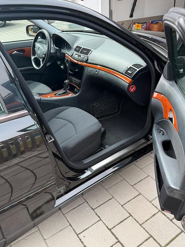 Second-hand Mercedes E200 184 CP (135 kW) 2006 Negru Berlinǎ