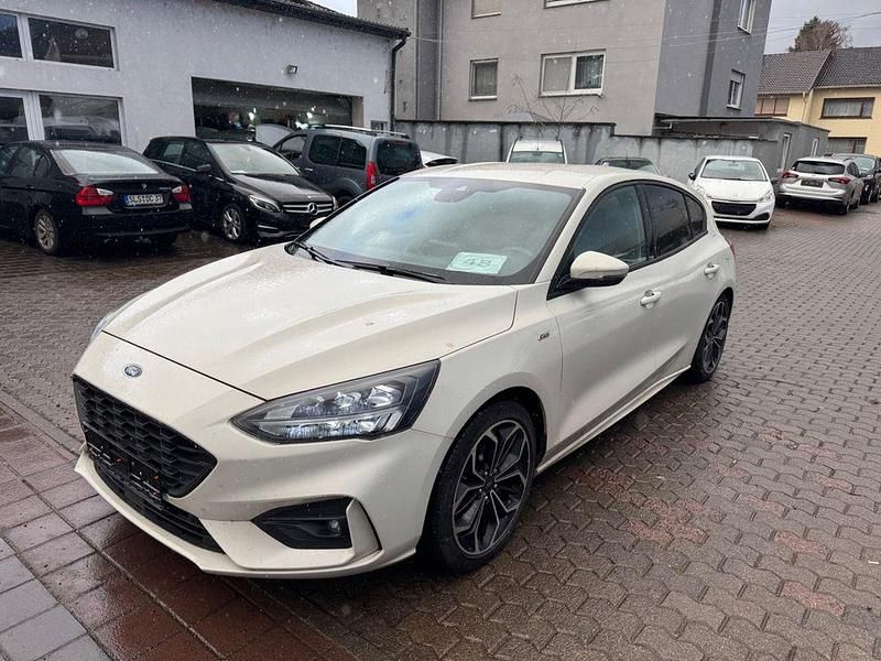 Weiß Gebraucht 2020 Ford Focus ST-Line Limousine | 12.950 € (Superpreis) - Bild 1/4