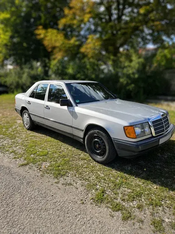 Gebraucht Mercedes E230 132 PS (97 kW) 1988 Silber Limousine