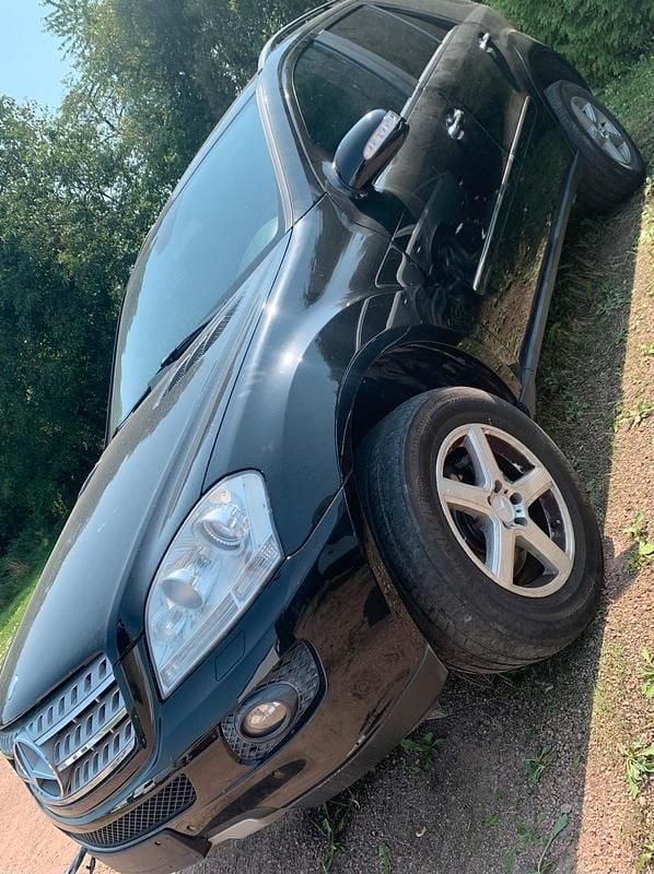 Schwarz Gebraucht 2006 Mercedes ML320 SUV | 3.000 € - Bild 1/4