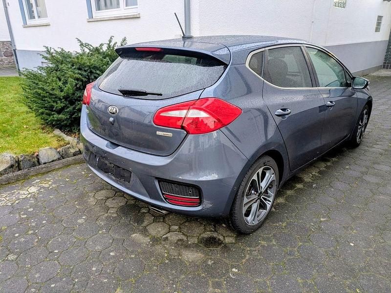 Gebraucht Kia Ceed Spirit 136 PS (100 kW) 2016 Blau Kleinwagen