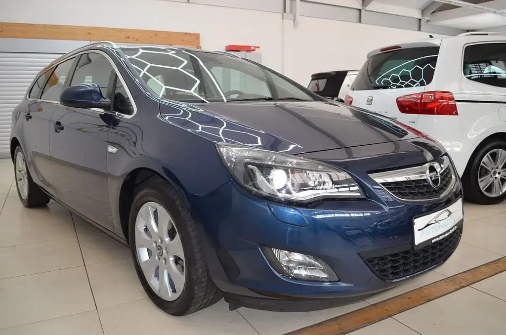Gebraucht Opel Astra Innovation 140 PS (102 kW) 2011 Blau Limousine