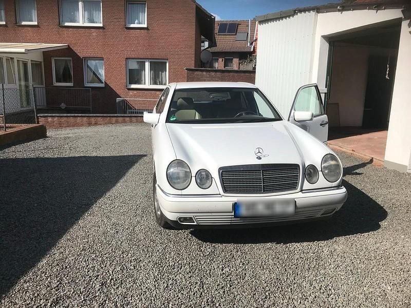Weiß Gebraucht 1996 Mercedes E300 Limousine | 7.800 € - Bild 1/4