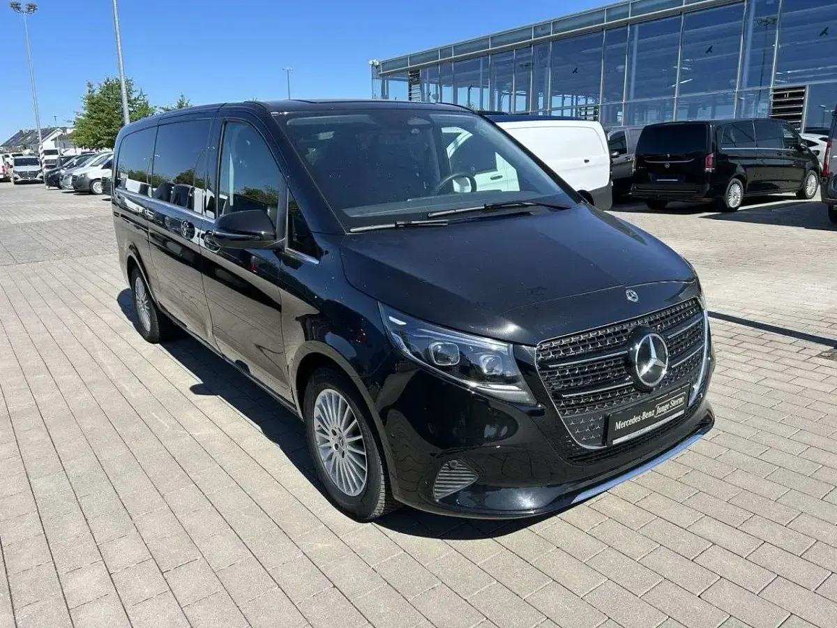 Gebraucht Mercedes V300 Avantgarde 237 PS (174 kW) 2025 Obsidianschwarz Van / Kleinbus