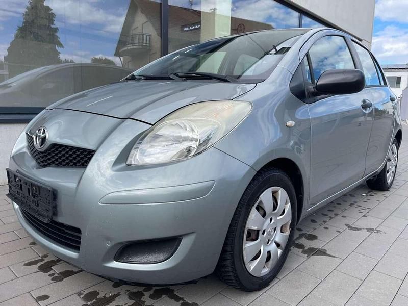 Grau Gebraucht 2009 Toyota Yaris Cool Limousine | 3.490 € (Guter Preis) - Bild 1/4
