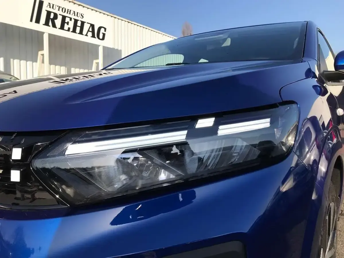 Neu Dacia Sandero Expression 101 PS (74 kW) 2026 Blau Limousine