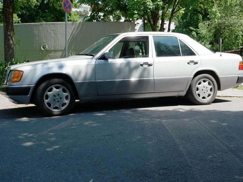 Silber Gebraucht 1993 Mercedes E400 Limousine | 10.000 € - Bild 1/4