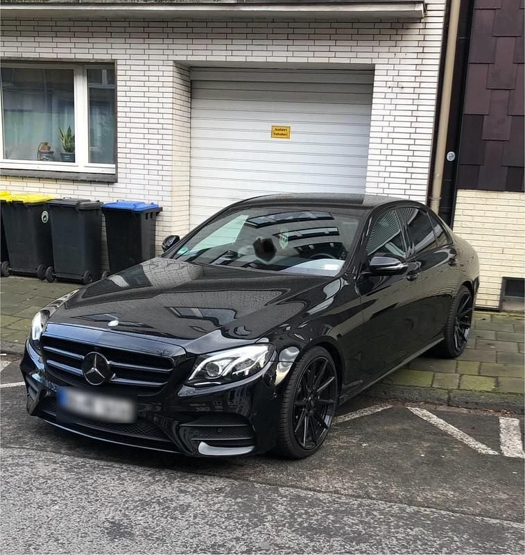 Schwarz Gebraucht 2017 Mercedes E250 AMG line Limousine | 33.900 € - Bild 1/4