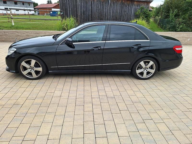 Schwarz Gebraucht 2013 Mercedes E220 Limousine | 15.900 € (Etwas zu teuer) - Bild 1/1