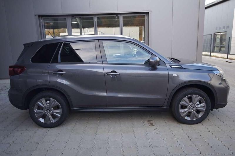 Gebraucht Suzuki Vitara 110 PS (80 kW) 2025 Titan dark gray pearl SUV