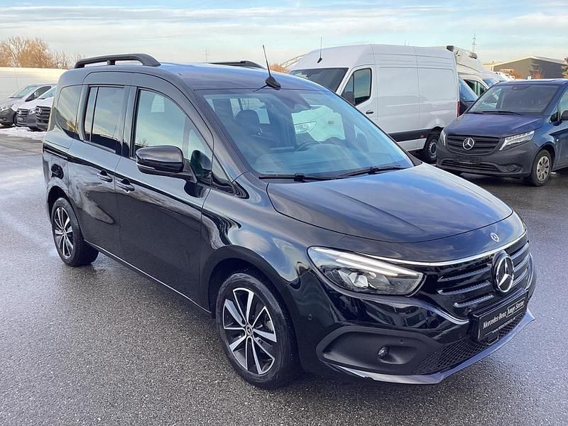 Gebraucht Mercedes EQT200 89 kW (122 PS) 2024 Loparitschwarz metallic Van / Kleinbus