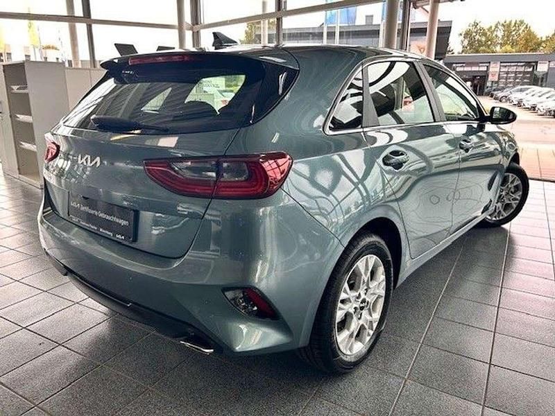 Neu Kia Ceed 140 PS (102 kW) 2025 Yucca steel gray Kleinwagen