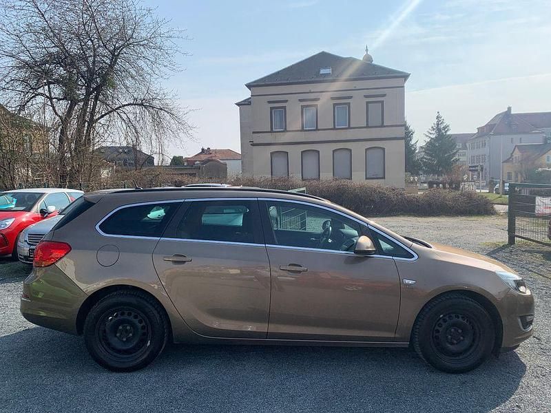 Gebraucht Opel Astra 140 PS (102 kW) 2013 Gold Limousine