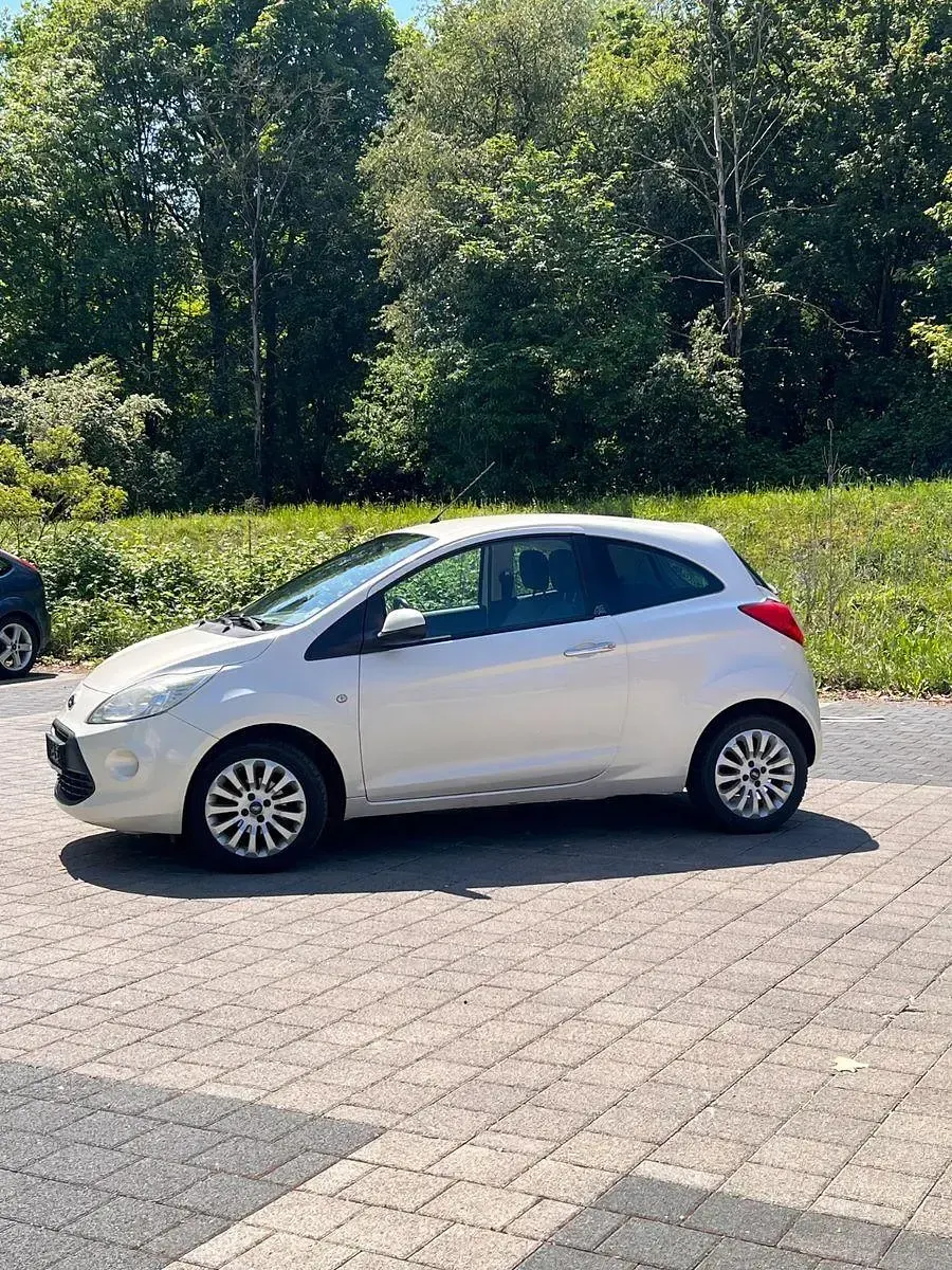 Gebraucht Ford Ka Ambiente 69 PS (50 kW) 2012 Weiß Kleinwagen