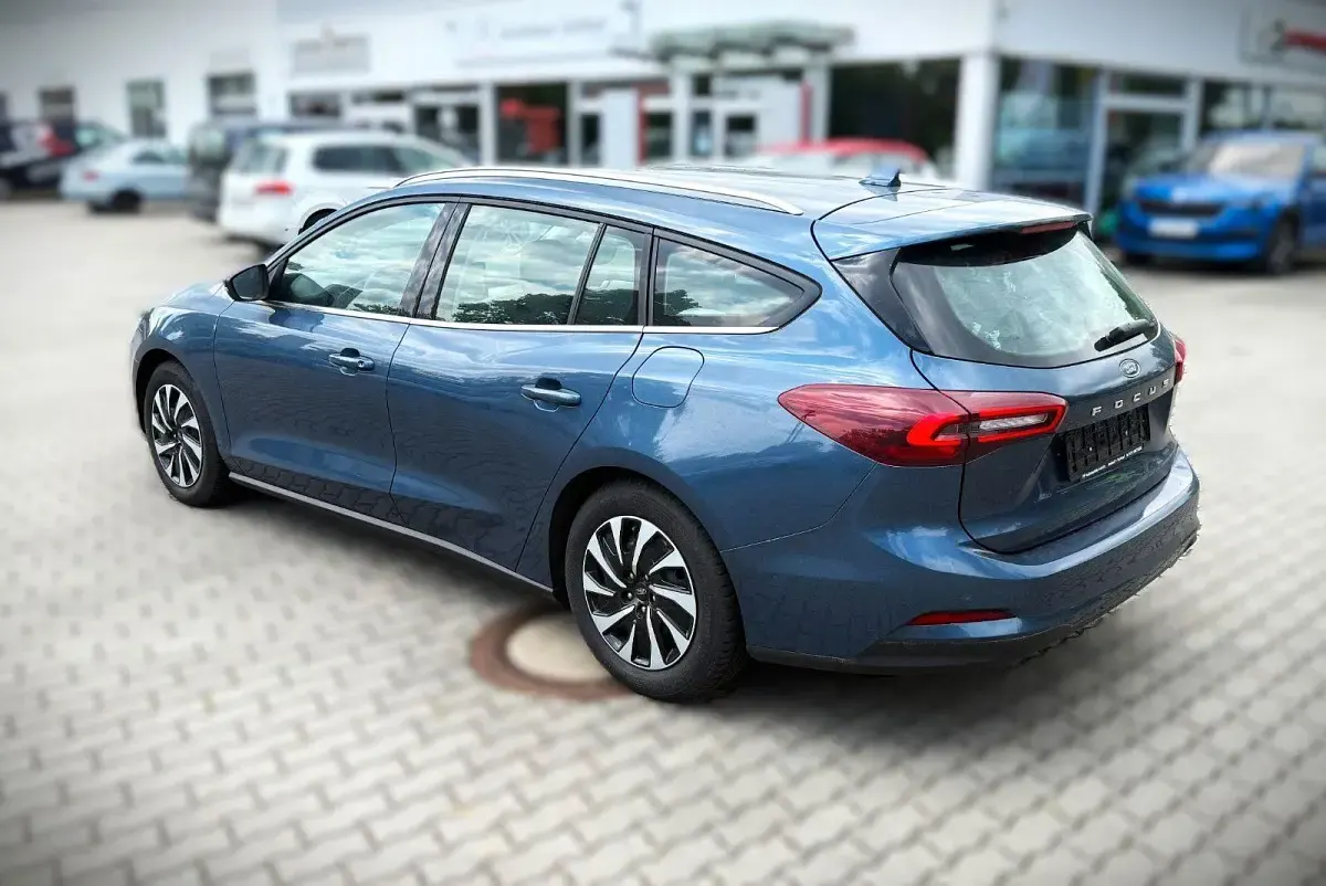 Gebraucht Ford Focus Titanium 125 PS (91 kW) 2022 Blau Kombi