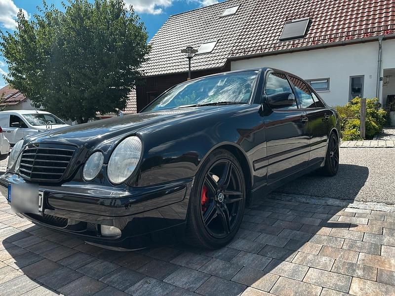 Schwarz Gebraucht 2001 Mercedes E220 Limousine | 5.999 € (Teuer) - Bild 1/4