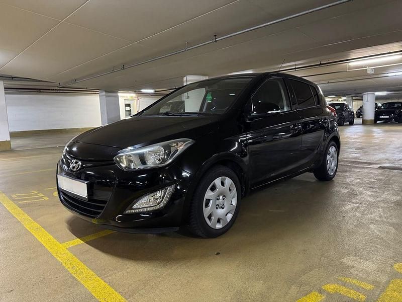 Schwarz Gebraucht 2013 Hyundai i20 Trend Limousine | 8.250 € (Fairer Preis) - Bild 1/4