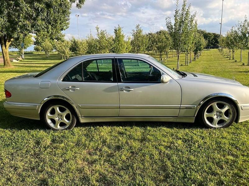 Silber Gebraucht 1999 Mercedes E240 Avantgarde Limousine | 5.900 € (Teuer) - Bild 1/4