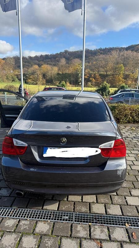 Grau Gebraucht 2005 BMW 320 Limousine | 4.400 € (Fairer Preis) - Bild 1/4
