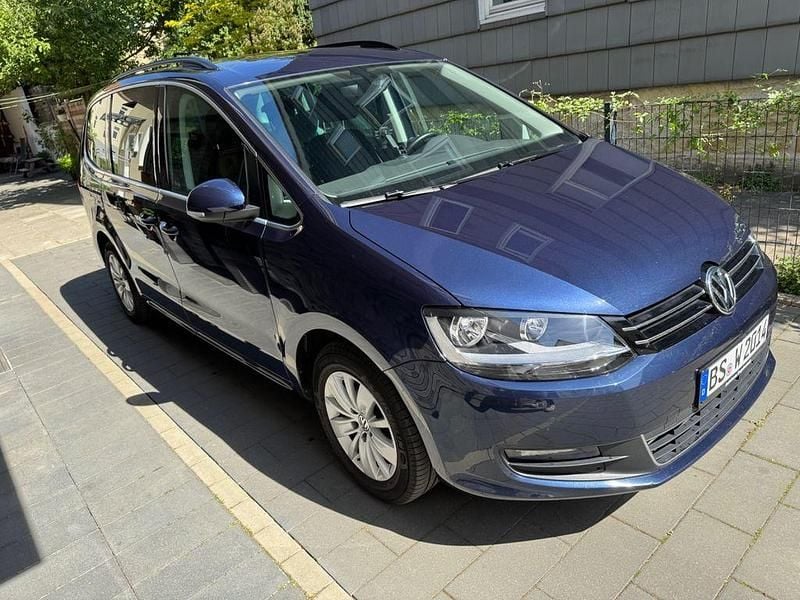 Blau Gebraucht 2016 VW Sharan Comfortline Van / Kleinbus | 14.100 € (Superpreis) - Bild 1/4
