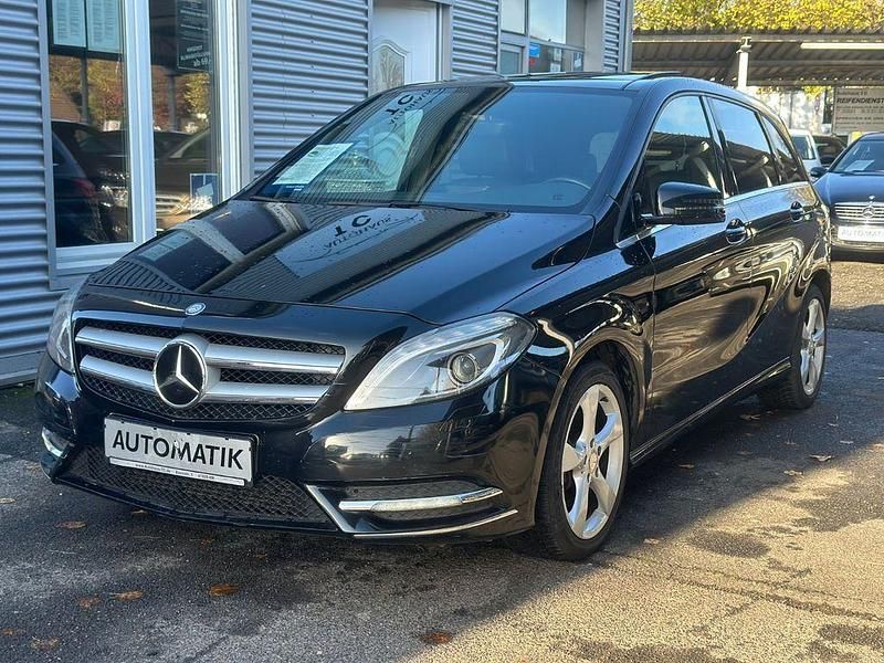 Schwarz Gebraucht 2012 Mercedes 180 Limousine | 10.890 € - Bild 1/4