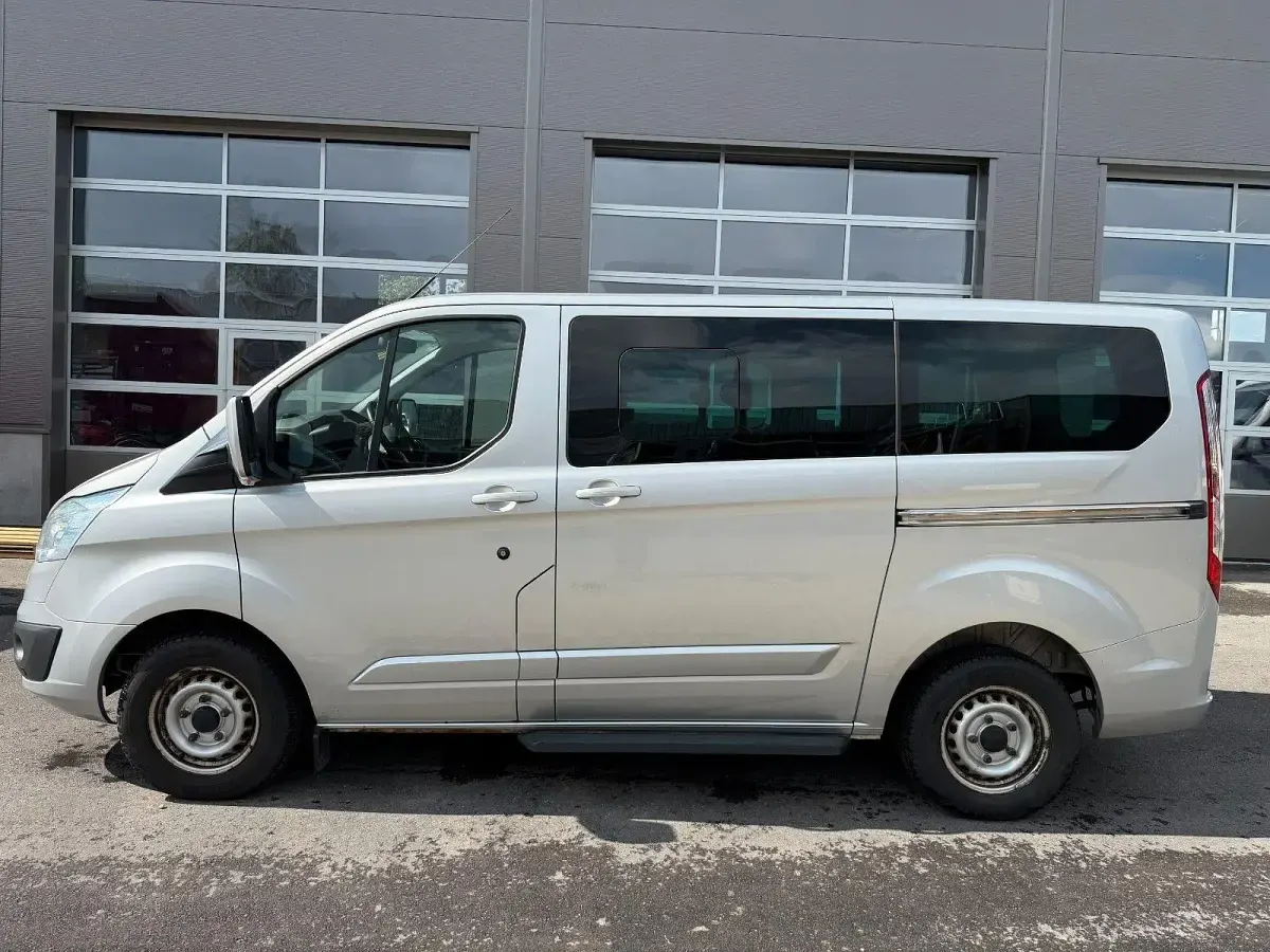 Gebraucht Ford Tourneo 155 PS (114 kW) 2013 Silber Van / Kleinbus