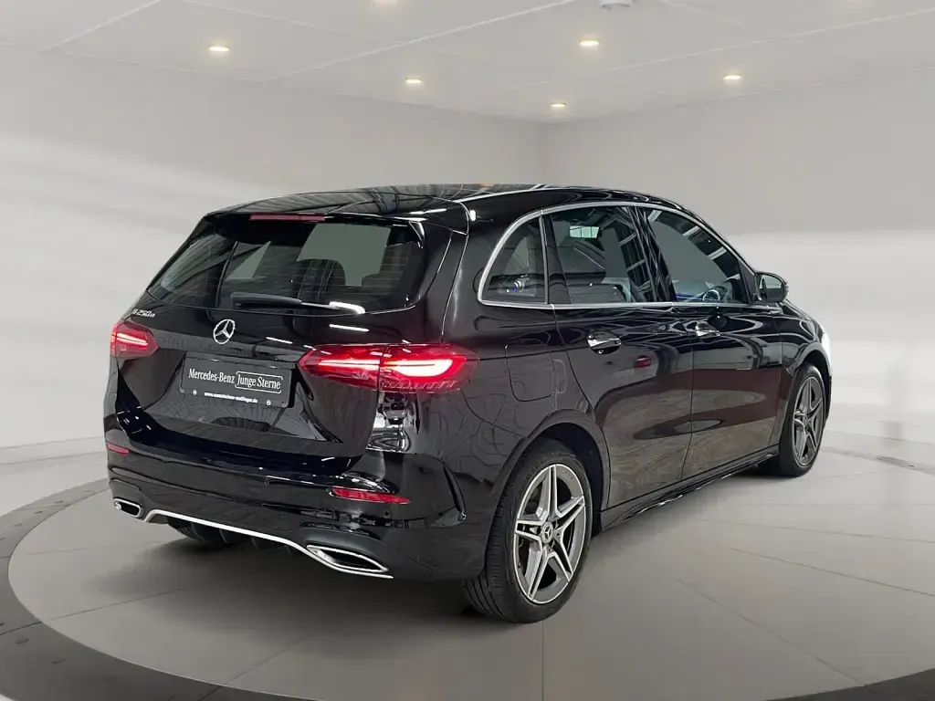 Gebraucht Mercedes B250e AMG 218 PS (160 kW) 2024 Unilack nachtschwarz Kleinwagen