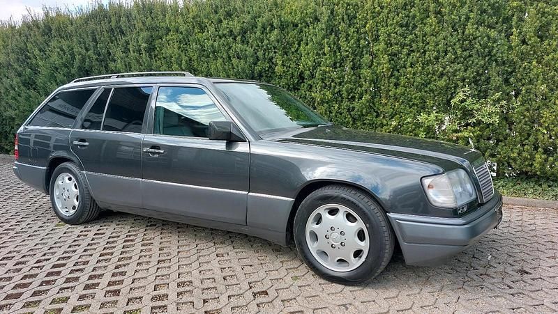 Second-hand Mercedes E280 193 CP (141 kW) 1995 Negru Break
