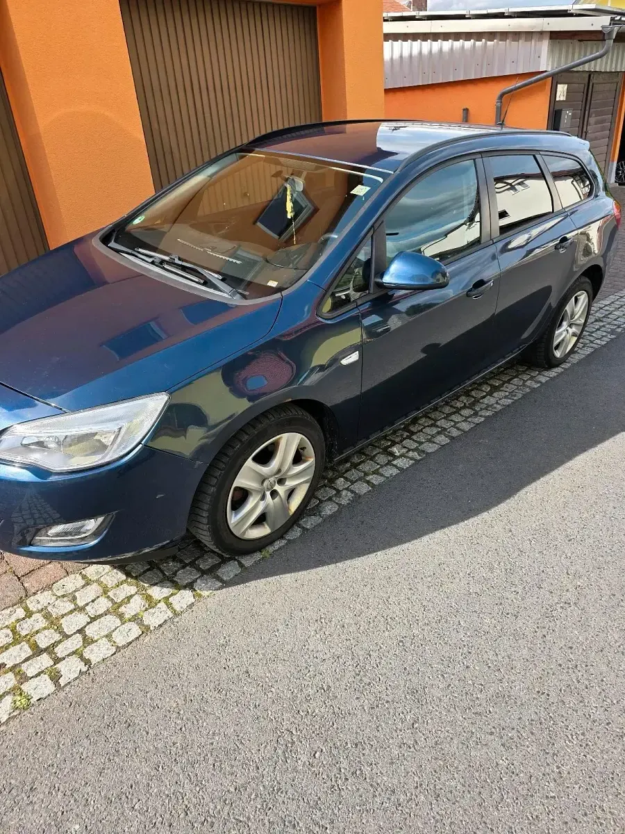 Gebraucht Opel Astra 110 PS (80 kW) 2011 Blau Kombi