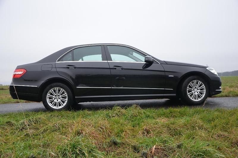 Schwarz Gebraucht 2010 Mercedes E300 Limousine | 11.500 € (Teuer) - Bild 1/4