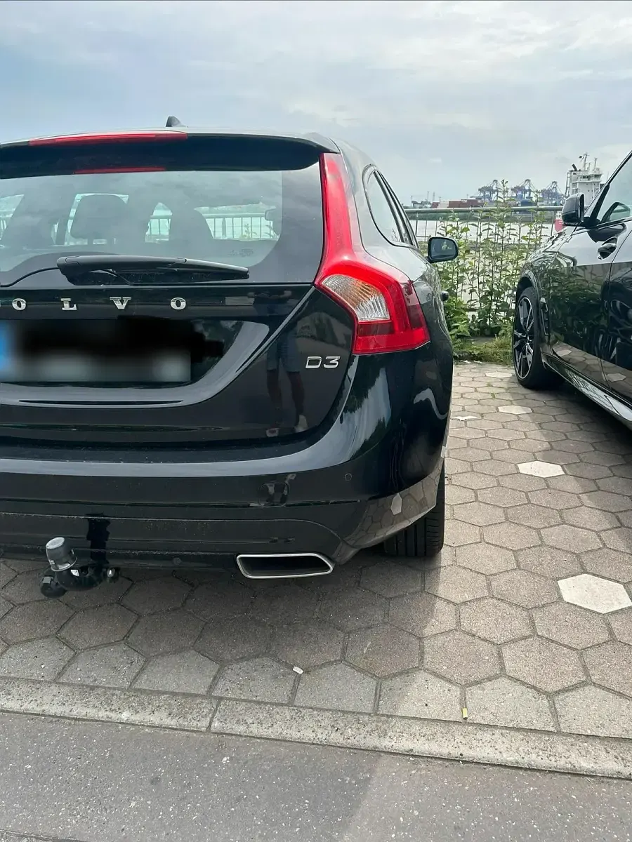 Gebraucht Volvo V60 150 PS (110 kW) 2018 Schwarz Kombi