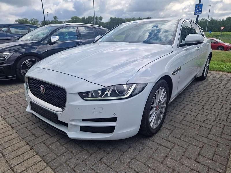 Weiß Gebraucht 2017 Jaguar XE Limousine | 12.450 € (Guter Preis) - Bild 1/4