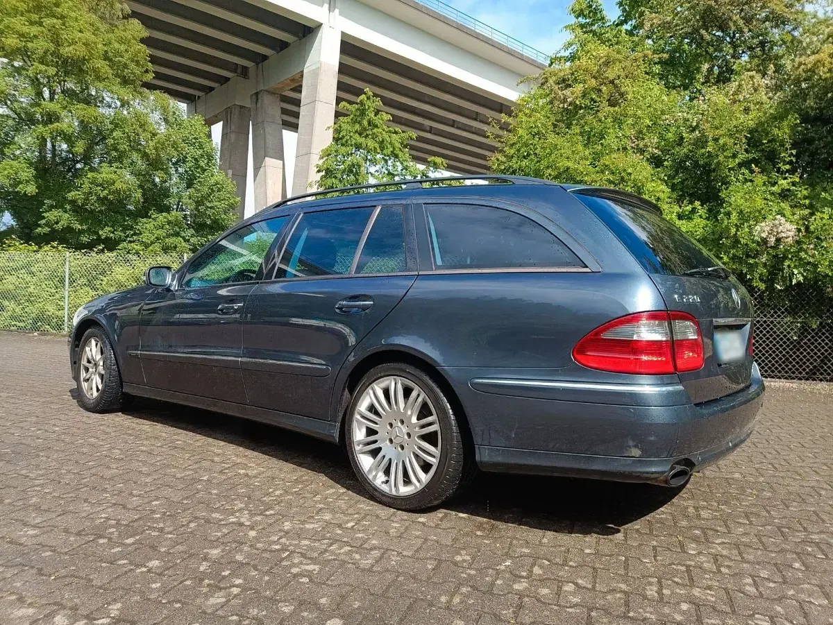 Usado Mercedes E220 Avantgarde 170 CV (125 kW) 2007 Negro Familiar