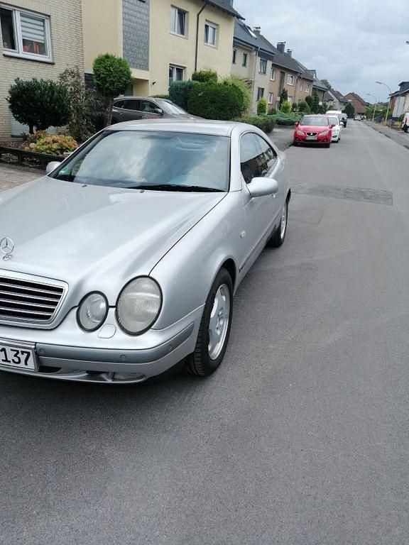 Silber Gebraucht 1998 Mercedes CLK230 Elegance Coupé | 4.200 € (Fairer Preis) - Bild 1/4