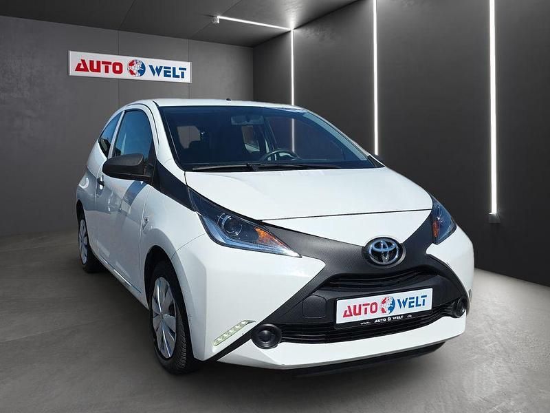Gebraucht Toyota Aygo 69 PS (50 kW) 2015 Weiß Kleinwagen