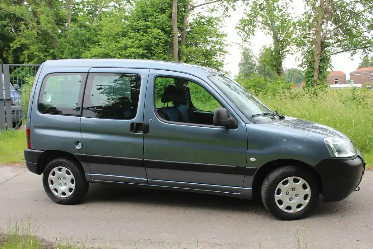 Gebraucht Peugeot Partner 75 PS (55 kW) 2005 Lackierung eisengrau/metallic Van / Kleinbus