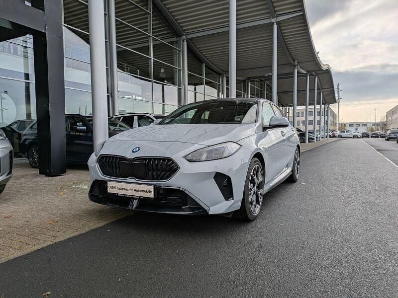 Gebraucht BMW 118 M Sport 150 PS (110 kW) 2025 M brooklyn grau metallic Kleinwagen