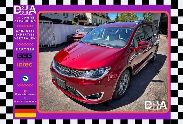 Velvet red pearlcoat (velvet re Gebraucht 2020 Chrysler Pacifica Touring SUV | 32.987 € (Etwas zu teuer) - Bild 1/4