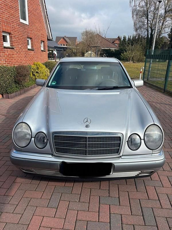 Gebraucht Mercedes E200 136 PS (100 kW) 1998 Silber Limousine