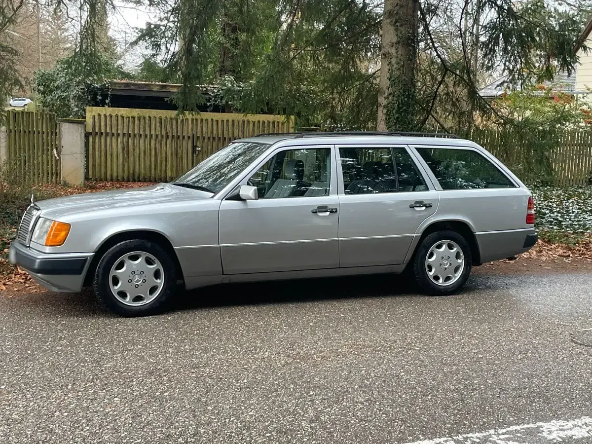 Second-hand Mercedes E300 179 CP (131 kW) 1991 Argintiu Break