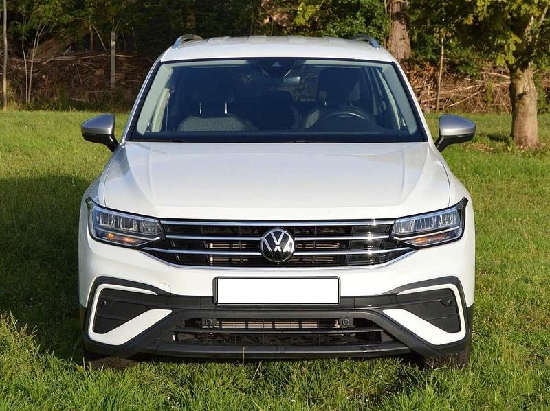 Weiß Gebraucht 2024 VW Tiguan Allspace Move SUV | 41.900 € (Fairer Preis) - Bild 1/4