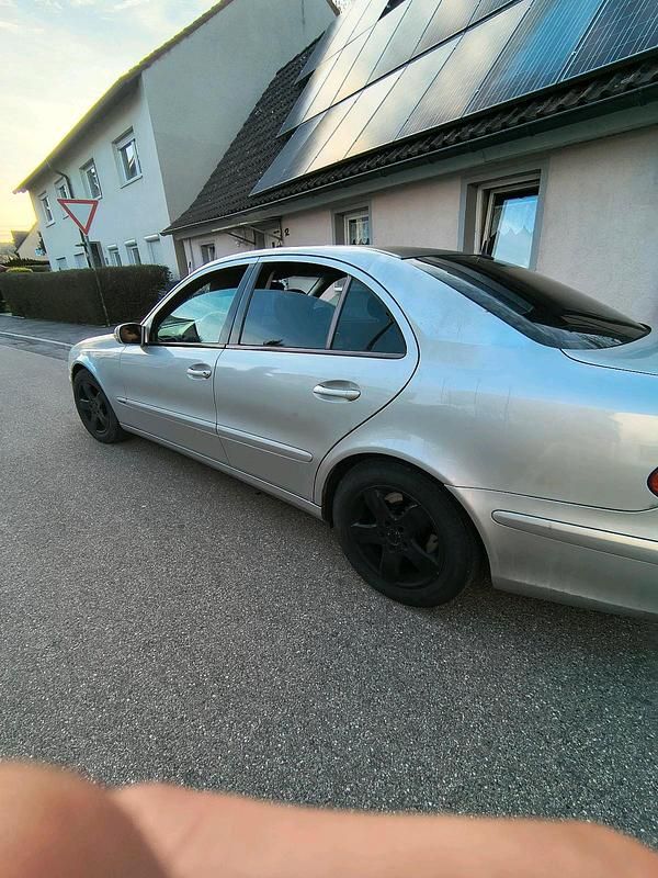 Second-hand Mercedes E220 177 CP (130 kW) 2006 Maro Hatchback