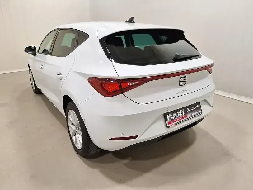 Używany Seat Leon Style 131 KM (96 kW) 2022 Biały Sedan/Limuzyna