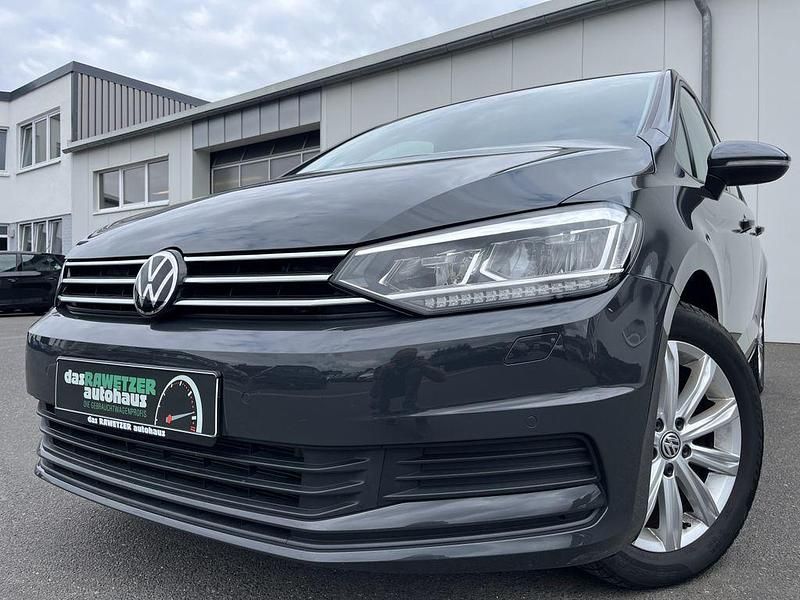 Uranograu Gebraucht 2022 VW Touran Comfortline Van / Kleinbus | 27.860 € (Guter Preis) - Bild 1/4