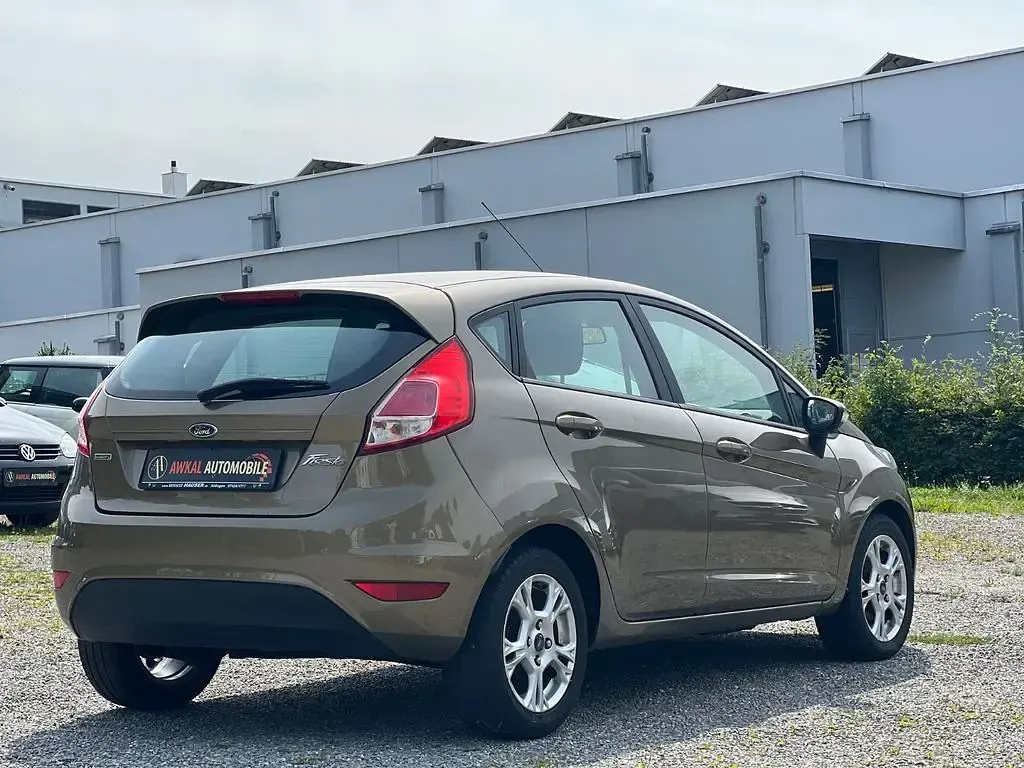 Gebraucht Ford Fiesta SYNC Edition 101 PS (74 kW) 2013 Braun Limousine